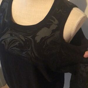 Dkny cold shoulder t shirt, cammo, black . Sm